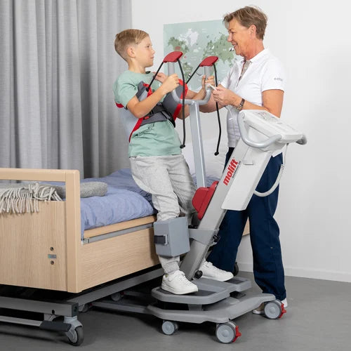 Molift Quick Raiser 205 in use – caregiver assisting patient from seated to standing position using the ergonomic lift.