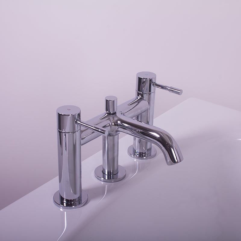 Height-adjustable assisted bath – photo of taps.